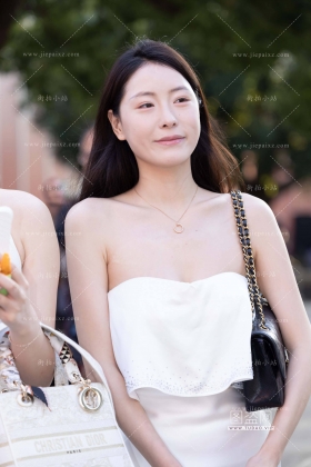 白裙美女