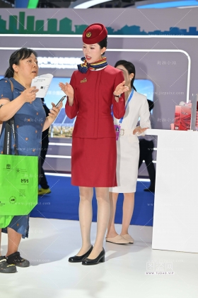 鼻子上有颗痣的国航空姐