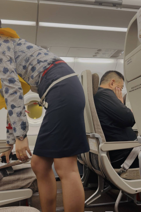 4K视频东航空姐机上安全演示制服咖丝侧面视角