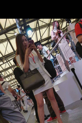 展会极品白衣玉腿白高跟靓女