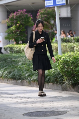 黑丝黑短裙小姐姐