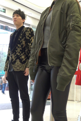 4K 街拍紧身皮裤美丽小姐姐买衣服 [830 MB]