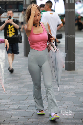 灰色紧身瑜伽裤