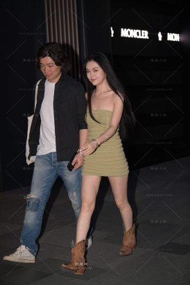 抹胸短裙漂亮小女友