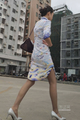 偶遇海航空姐回家灰丝大长腿高跟带劲啊