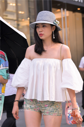 编码2390热裤美腿翘臀辣妈熟女香肩