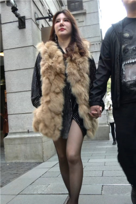 4K - 街拍丝袜美腿高跟美女贵妇 [1.22 GB/MP4]