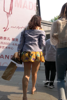 4K - 街拍性感小短裙街拍高跟长腿美女 [922 MB/MP4]