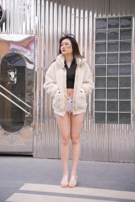 【一只麋鹿摄影作品】白色热裤美女