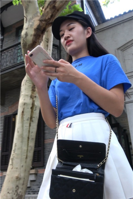 4K 蓝色T恤白色小短裙街拍美女