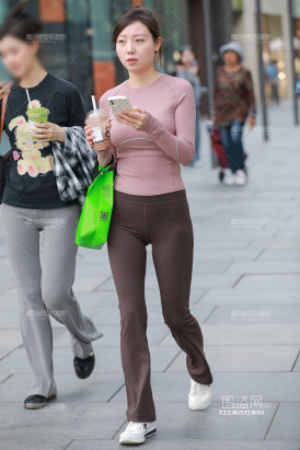 棕色瑜伽裤美女