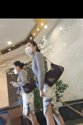 4K视频偶遇海航空姐飞一天了下班灰丝高跟换鞋