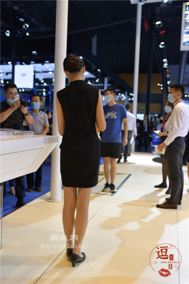 编码2397肉丝紧身包臀裙长美腿丸子头