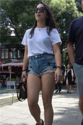 4k-性感肉臀丰满破洞热裤美女月牙清晰 [2.09 GB]