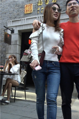 4k-紧身蓝色牛仔裤白衣服性感街拍美女 [1.54 GB]