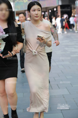 肉色紧身包臀裙美女