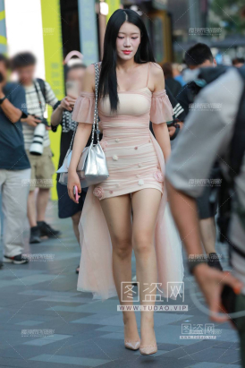 粉色包臀裙美女