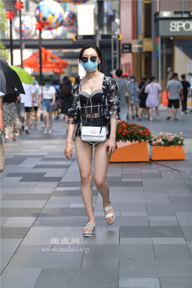 编码2263热裤美腿