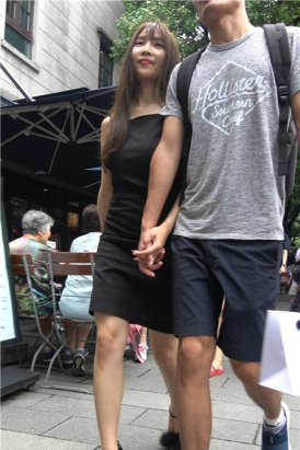 4K - 黑色吊带裙连衣裙街拍高跟美女跟男友挽手逛街[1.18 GB]