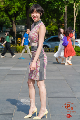 编码0373花色紧身包臀裙短美腿凉高翘臀短发熟女