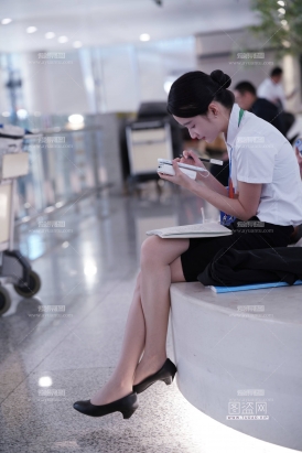 非空姐，胜似空姐！机场遇到埋头学习的美丽肉丝员工