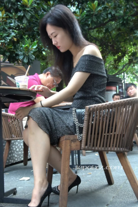 4K - 性感包臀长裙街拍高跟美女 [1.56 GB/MP4]