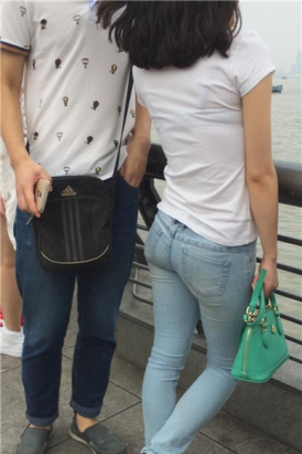 花季少女的紧身蓝牛美臀 [215 MB]