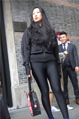 4k-黑色外套、弹力裤、蓝短靴街拍美臀美女 [1.25 GB]