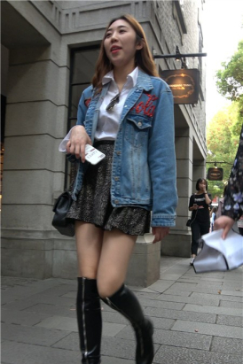 4K-街拍牛仔外套超短裙靓丽街拍美女姐姐 [958 MB]