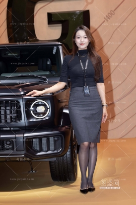 奔驰的黑丝平底鞋美女