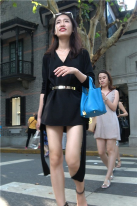 黑裙性感凉高跟美女笑得很开心 [1.10 GB]