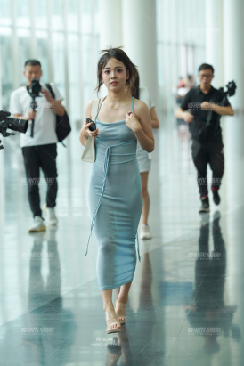 性感露背长裙美女