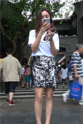 4K - 街拍白T恤美腿小姐姐的短裙亮闪闪 [1.67 GB]