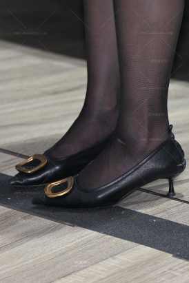 2561-33=38√职业装轻熟