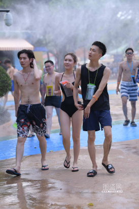 黑色连体比基尼美眉