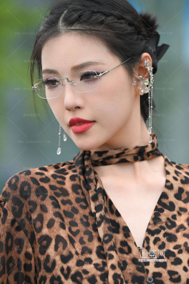 25831-16-110√包臀裙，大白腿高跟美女