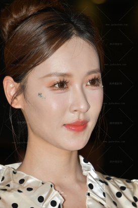 2494-13=168√油亮丝袜-小龙鼠【套图➕视频】