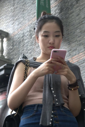 街拍丸子头紧身牛仔裙有范的美女姐姐 [1.34 GB]