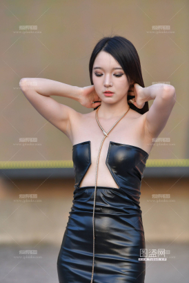 裹胸皮裙小姐姐