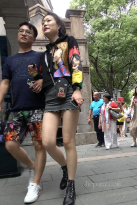 4K - 街拍极品美腿牛仔裙美眉 [1.58 GB/MP4]