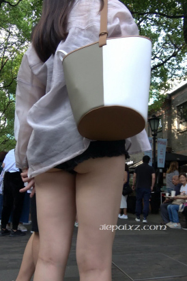 4K - 街拍白皙美腿气质少女 [1.79 GB/MP4]