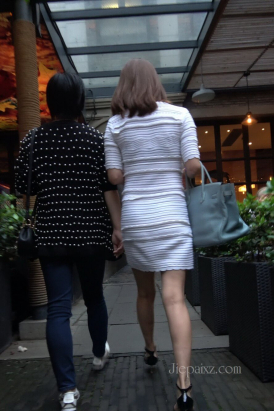 4K - 街拍白裙美女 [2.30 GB/MP4]