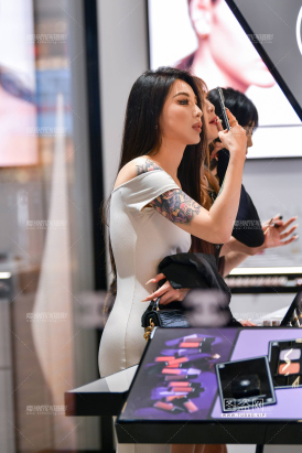 ★补妆长裙美女