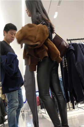 4k-紧身皮裤苗条身材街拍美女逛服装店第二集 [2.19 GB]