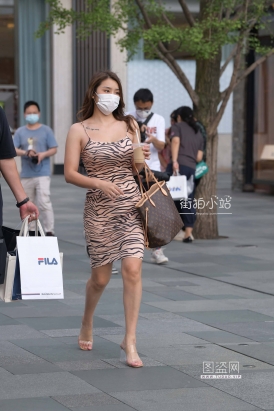 街拍性感吊带裙美女