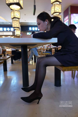 79期制服黑丝餐厅休息24p