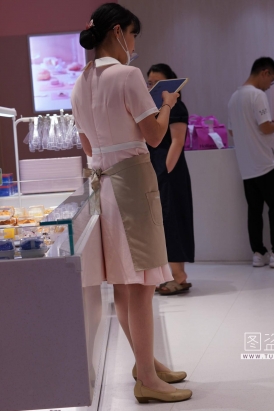 打烊前闯进好利来拍小粉制服超薄丝小姐姐