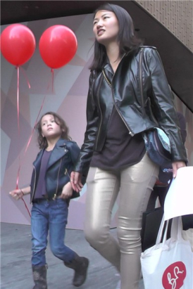 美臀紧身裤少妇，小孩居然是个混血 [715 MB]