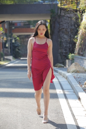 红色开叉吊带裙美女【套图+视频】