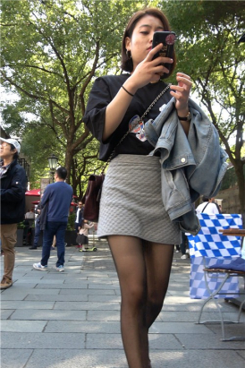 4K - 街拍黑丝大头皮鞋黑衣服MM [1.38 GB/MP4]